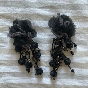 Zara flower earrings black
